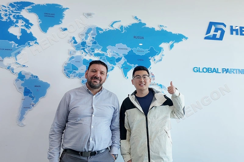 Client Grec Visite Hengon Pour Discussion De Projet Et Coopération Future